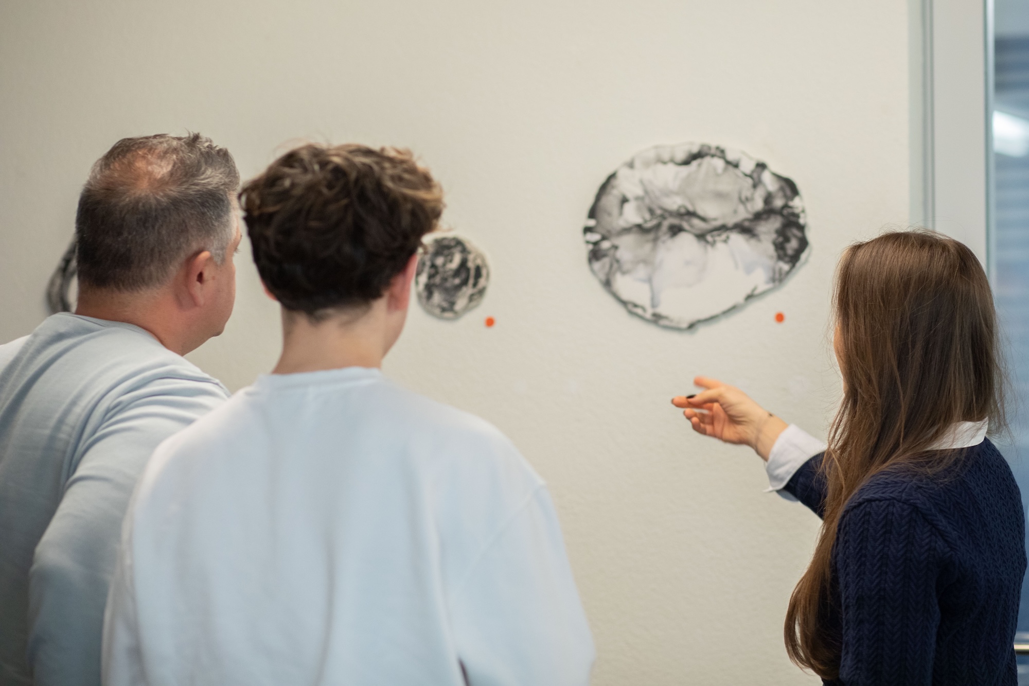 a@w_zürich_gruppe_betrachtet_kunstwerk a@w_zürich_gruppe_betrachtet_kunstwerk