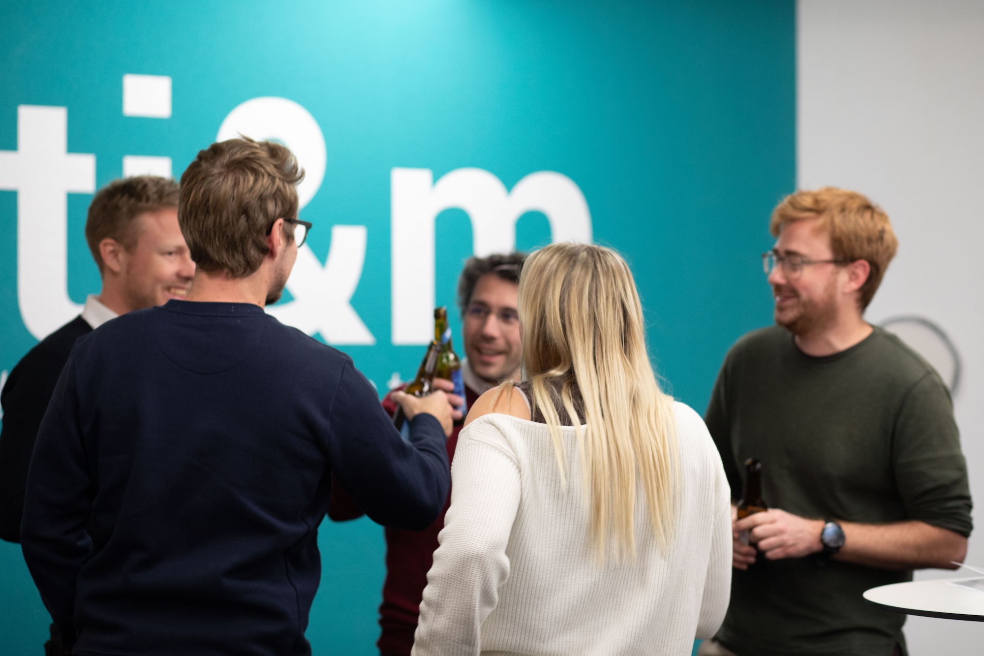 a@w_zürich_gruppe_stösst_an_vor_ti&m_wand a@w_zürich_gruppe_stösst_an_vor_ti&m_wand