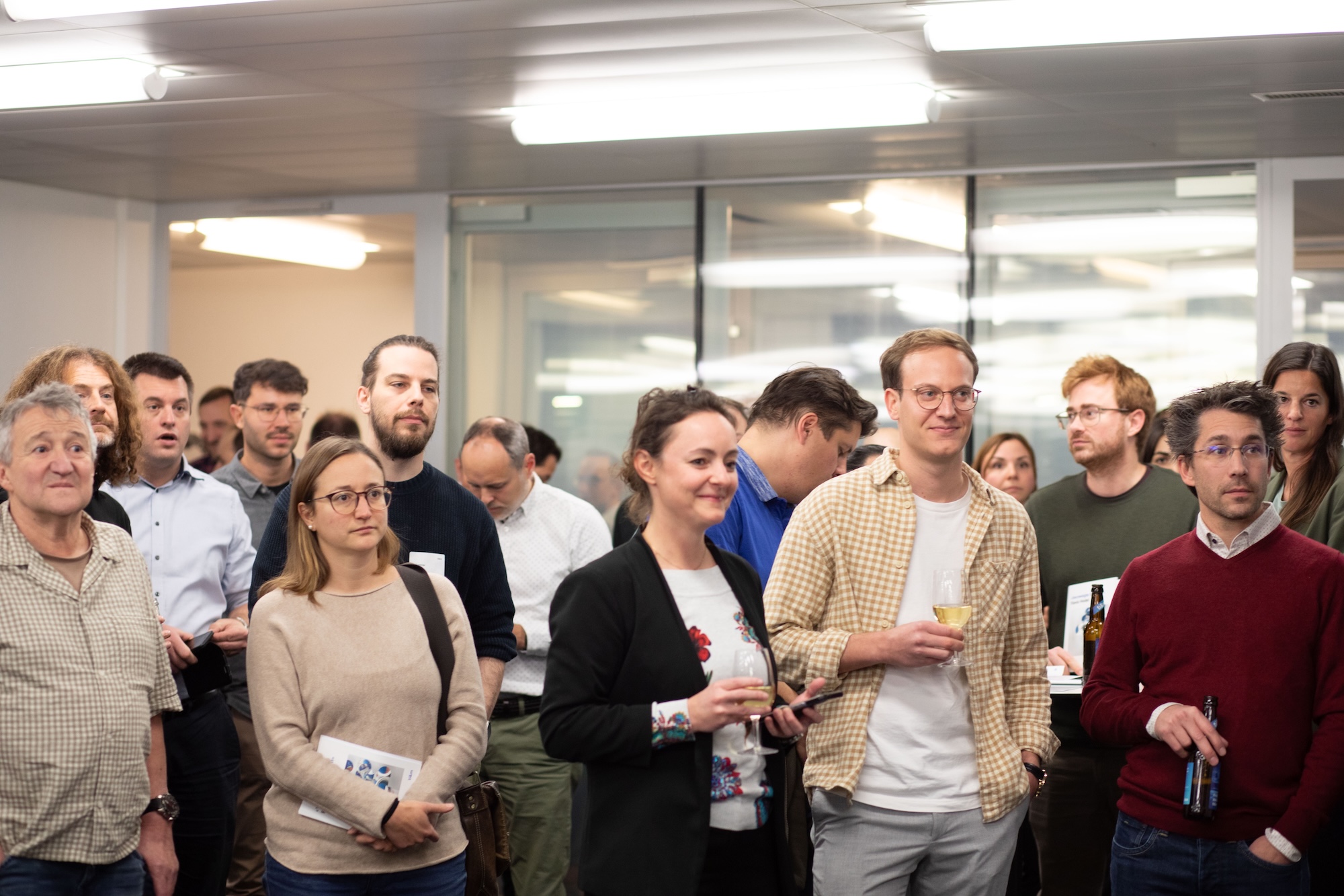 a@w_zürich_grosse_gruppe_zuhörend a@w_zürich_grosse_gruppe_zuhörend